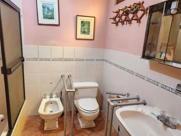 CASA POR REMODELAR - 3 PISOS - 7 DOR. - 1 COCHERA - PARALELA CUADRA 13 AV. LA MARINA
