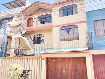 CASA POR REMODELAR - 3 PISOS - 7 DOR. - 1 COCHERA - PARALELA CUADRA 13 AV. LA MARINA