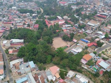 Terreno con múltiples posibilidades en zona residencial. Ideal para disfrutar de amplios espacios verdes, áreas de juego y más.