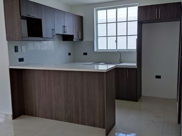 Venta de Casa con Loza en Portoviejo, Manabí