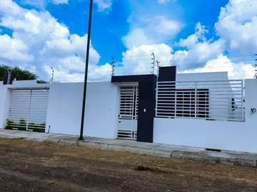 Venta de Casa con Loza en Portoviejo, Manabí