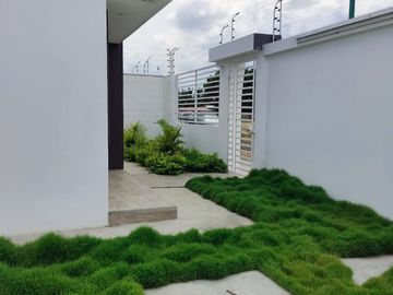 Venta de Casa con Loza en Portoviejo, Manabí