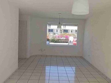 Casa en venta Mayoral de Juriquilla,  lindisima casa en venta en condominio,     3 recamaras, frente a la alberca, a unos pasos de la UVM y LA COMER excelente estado. Gánala!! Vive en JURIQUILLA