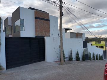 En venta  2 últimas CASAS DE 3 DORMITORIOS 98 m2, Nayon, clima ideal, por estrenar, terraza