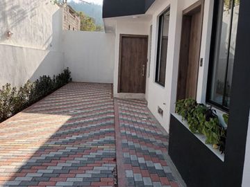 En venta  2 últimas CASAS DE 3 DORMITORIOS 98 m2, Nayon, clima ideal, por estrenar, terraza