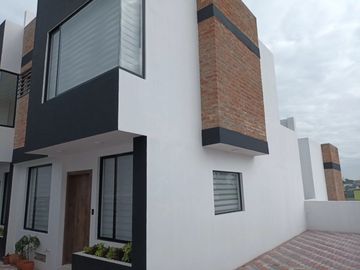 En venta  2 últimas CASAS DE 3 DORMITORIOS 98 m2, Nayon, clima ideal, por estrenar, terraza