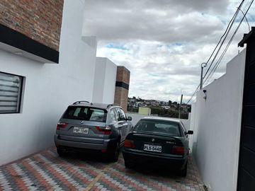 En venta  2 últimas CASAS DE 3 DORMITORIOS 98 m2, Nayon, clima ideal, por estrenar, terraza