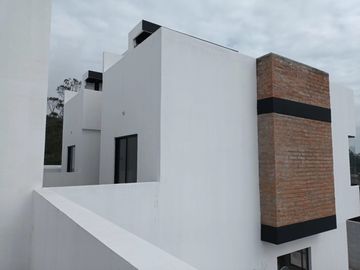 En venta  2 últimas CASAS DE 3 DORMITORIOS 98 m2, Nayon, clima ideal, por estrenar, terraza