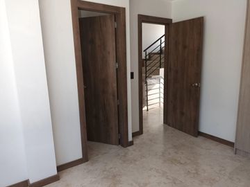 En venta  2 últimas CASAS DE 3 DORMITORIOS 98 m2, Nayon, clima ideal, por estrenar, terraza