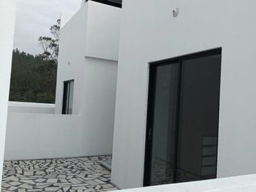 En venta  2 últimas CASAS DE 3 DORMITORIOS 98 m2, Nayon, clima ideal, por estrenar, terraza