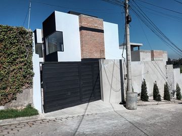 En venta  2 últimas CASAS DE 3 DORMITORIOS 98 m2, Nayon, clima ideal, por estrenar, terraza