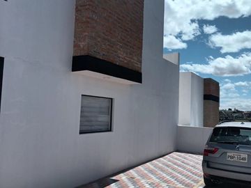 En venta  2 últimas CASAS DE 3 DORMITORIOS 98 m2, Nayon, clima ideal, por estrenar, terraza