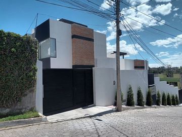 En venta  2 últimas CASAS DE 3 DORMITORIOS 98 m2, Nayon, clima ideal, por estrenar, terraza