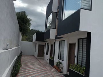 En venta  2 últimas CASAS DE 3 DORMITORIOS 98 m2, Nayon, clima ideal, por estrenar, terraza