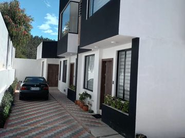 En venta  2 últimas CASAS DE 3 DORMITORIOS 98 m2, Nayon, clima ideal, por estrenar, terraza