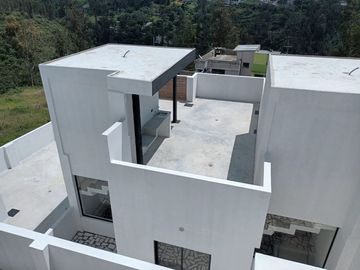 En venta  2 últimas CASAS DE 3 DORMITORIOS 98 m2, Nayon, clima ideal, por estrenar, terraza