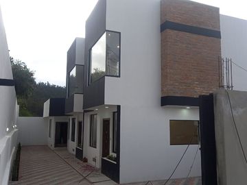En venta  2 últimas CASAS DE 3 DORMITORIOS 98 m2, Nayon, clima ideal, por estrenar, terraza
