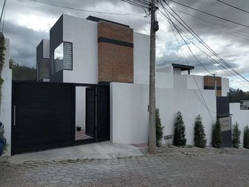 En venta  2 últimas CASAS DE 3 DORMITORIOS 98 m2, Nayon, clima ideal, por estrenar, terraza