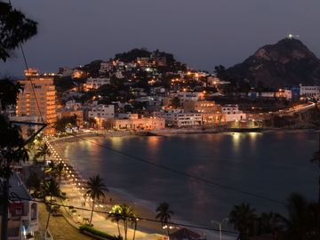 Casa con Vista al Mar en el Centro Histórico, Mazatlán, México - ¡Oportunidad Perfecta de Inversión!