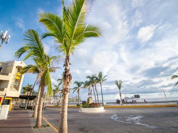 Casa con Vista al Mar en el Centro Histórico, Mazatlán, México - ¡Oportunidad Perfecta de Inversión!
