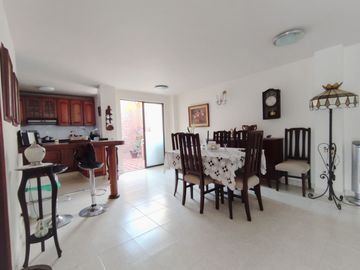 Venta de apartamento tipo casa en Medellín, Simón Bolívar