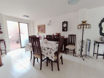 Venta de apartamento tipo casa en Medellín, Simón Bolívar