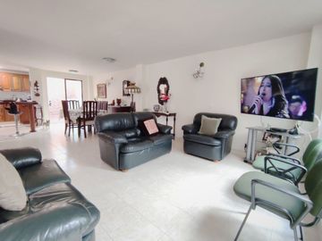 Venta de apartamento tipo casa en Medellín, Simón Bolívar