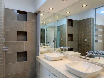 Vendo Lujoso Penthouse Duplex a 1 cdra de Malecón