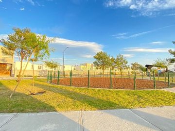 CASA EN VENTA CON CUARTA RECAMARA EN PLANTA BAJA, CUARTO DE SERVICIO Y ROOF TOP EN LA RESERVA JURIQUILLA