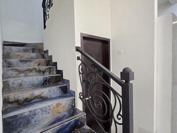 Rumah baru design classic di Pondok Bambu Jakarta Timur