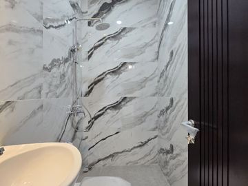 Rumah baru design classic di Pondok Bambu Jakarta Timur