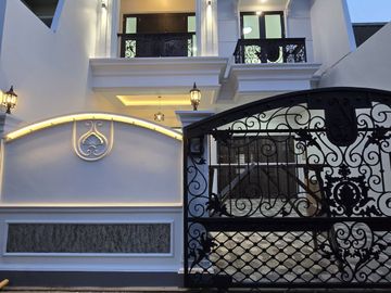 Rumah baru design classic di Pondok Bambu Jakarta Timur