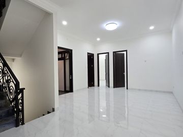 Rumah baru design classic di Pondok Bambu Jakarta Timur