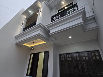 Rumah baru design classic di Pondok Bambu Jakarta Timur