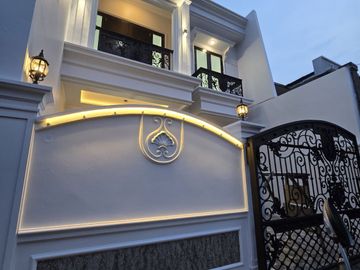 Rumah baru design classic di Pondok Bambu Jakarta Timur