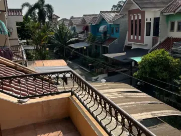 Rumah Hook di Komplek Nuansa Pesanggrahan, Pinggir Jalan Raya