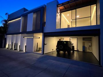 Moderna Casa NUEVA e Inteligente con Alberca y 4 Recámaras!