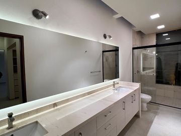 Moderna Casa NUEVA e Inteligente con Alberca y 4 Recámaras!