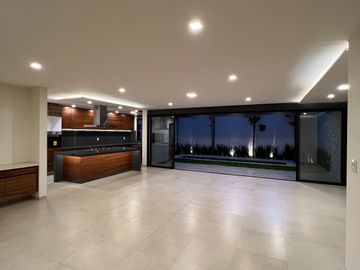 Moderna Casa NUEVA e Inteligente con Alberca y 4 Recámaras!
