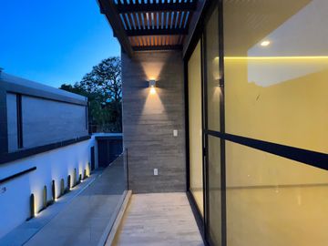Moderna Casa NUEVA e Inteligente con Alberca y 4 Recámaras!