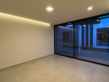 Moderna Casa NUEVA e Inteligente con Alberca y 4 Recámaras!