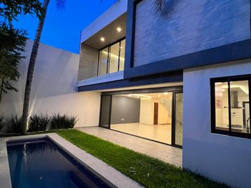 Moderna Casa NUEVA e Inteligente con Alberca y 4 Recámaras!