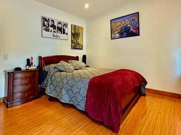 VENTA DE CASA DE 4 DORMITORIOS Y AMPLIO JARDIN EN TUMBACO URBANIZACIÓN LA VIÑA