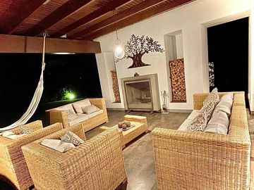 VENTA DE CASA DE 4 DORMITORIOS Y AMPLIO JARDIN EN TUMBACO URBANIZACIÓN LA VIÑA