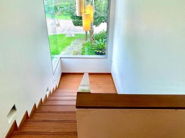 VENTA DE CASA DE 4 DORMITORIOS Y AMPLIO JARDIN EN TUMBACO URBANIZACIÓN LA VIÑA