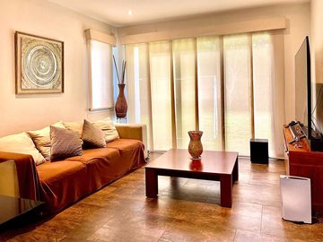 VENTA DE CASA DE 4 DORMITORIOS Y AMPLIO JARDIN EN TUMBACO URBANIZACIÓN LA VIÑA