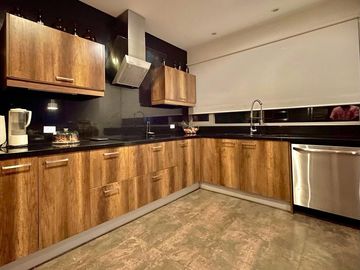 VENTA DE CASA DE 4 DORMITORIOS Y AMPLIO JARDIN EN TUMBACO URBANIZACIÓN LA VIÑA