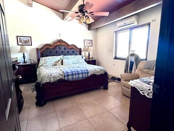 VENTA - CASA EQUIPADA de UNA PLANTA con ALBERCA en SAN PEDRO
