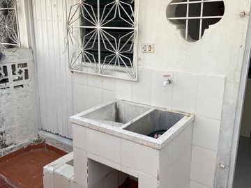 Venta de Casa Dividida en 2 Apartamentos Barrio Manga.
