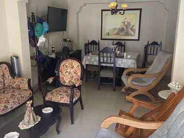 Venta de Casa Dividida en 2 Apartamentos Barrio Manga.
